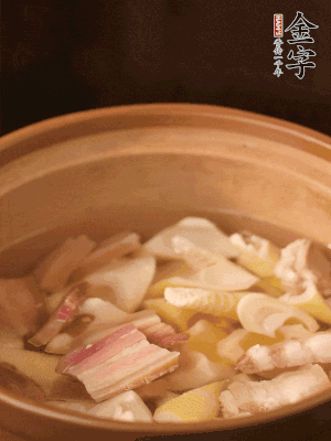 春筍、咸肉、咸肉一起入砂鍋，加姜片、料酒、清水大火煮沸到湯色變白。轉(zhuǎn)小火慢篤半小時(shí)。
