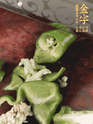 辣椒洗凈斜切成段，蒜切片。