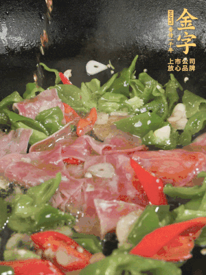 再下蒸炒火腿煸炒，加少許白糖提鮮。