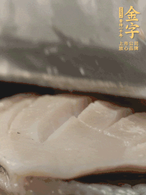 鮑魚用勺子撬出來，去掉內臟和牙齒，加面粉、白醋、鹽、啤酒抓一下，清水洗凈，切花刀。
