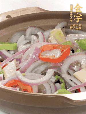 砂鍋底鋪上香菜，放上料頭，再放上焯過水的鮑魚殼。