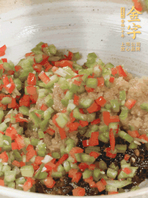XO醬、蒜蓉醬、青紅椒粒攪拌成醬料。