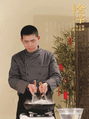 整只土雞冷水下鍋，加蔥姜、料酒焯水，撈出后用溫水清洗干凈。