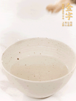 羊肚菌流水洗凈2遍后，溫水泡發(fā)15-20分鐘。