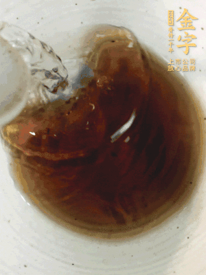 黃酒中加清水、蒸魚豉油、白砂糖混合均勻。