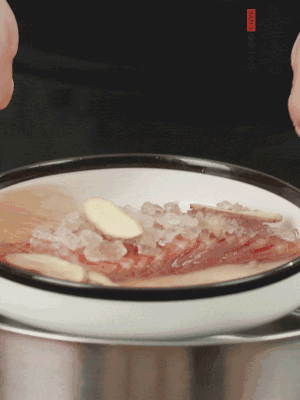 置于盤中，加冰糖100g、黃酒100g、水200g，上鍋蒸20分鐘。