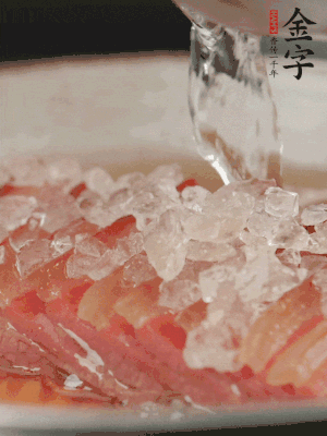 依舊放上冰糖100g、黃酒100g、水200g，鍋中再蒸15分鐘。