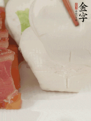 生菜切段，放入荷葉夾。