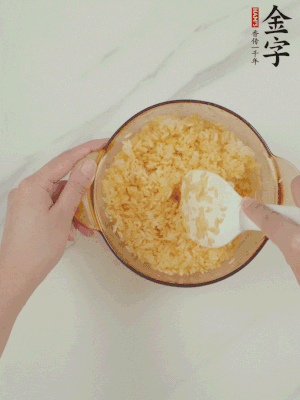隔夜剩米飯加蛋黃攪拌均勻。