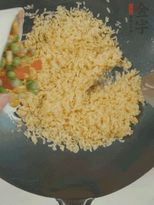下豌豆粒、胡蘿卜粒、玉米粒。（買現(xiàn)成冷凍的雜菜即可，非常方便）
