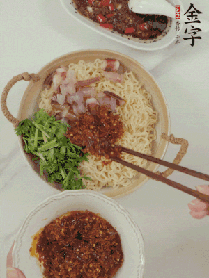 在面上鋪魷魚、香菜、金字火腿大師醬。