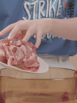 排骨剁小塊，加姜片、料酒沸水下鍋焯水。