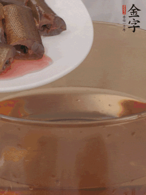 處理干凈的黃鱔段，加姜片、料酒沸水下鍋焯水。撈出用涼水沖洗干凈。
