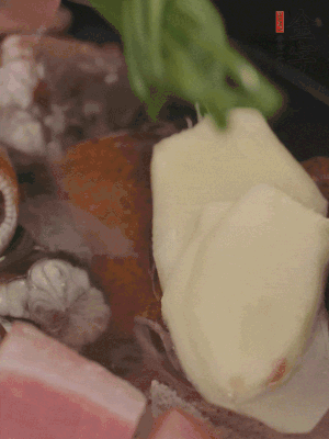 加姜片、蔥結(jié)、料酒。