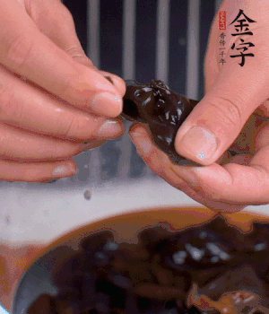 木耳冷水泡發(fā)，處理成小塊。（如果是小木耳就不用切了）