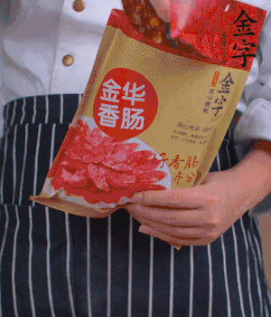 香腸切成斜片，小米辣切成斜片。
