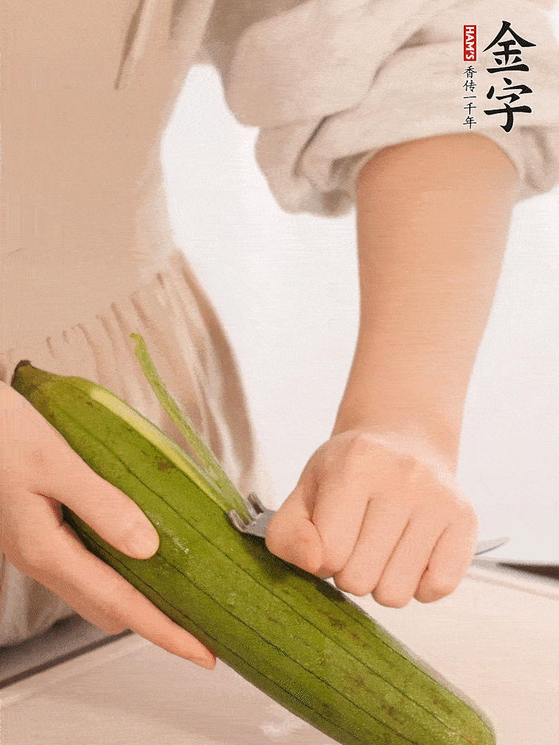 絲瓜去皮切滾刀塊用鹽殺一下水分洗凈。