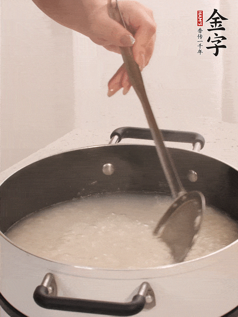 香菇、土豆、胡蘿卜、金字土香腸切小塊。