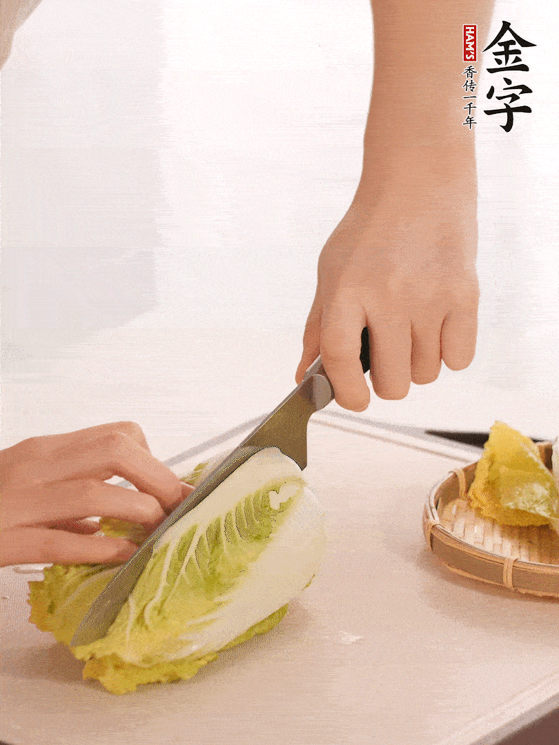生姜切末，白菜改刀成成塊。