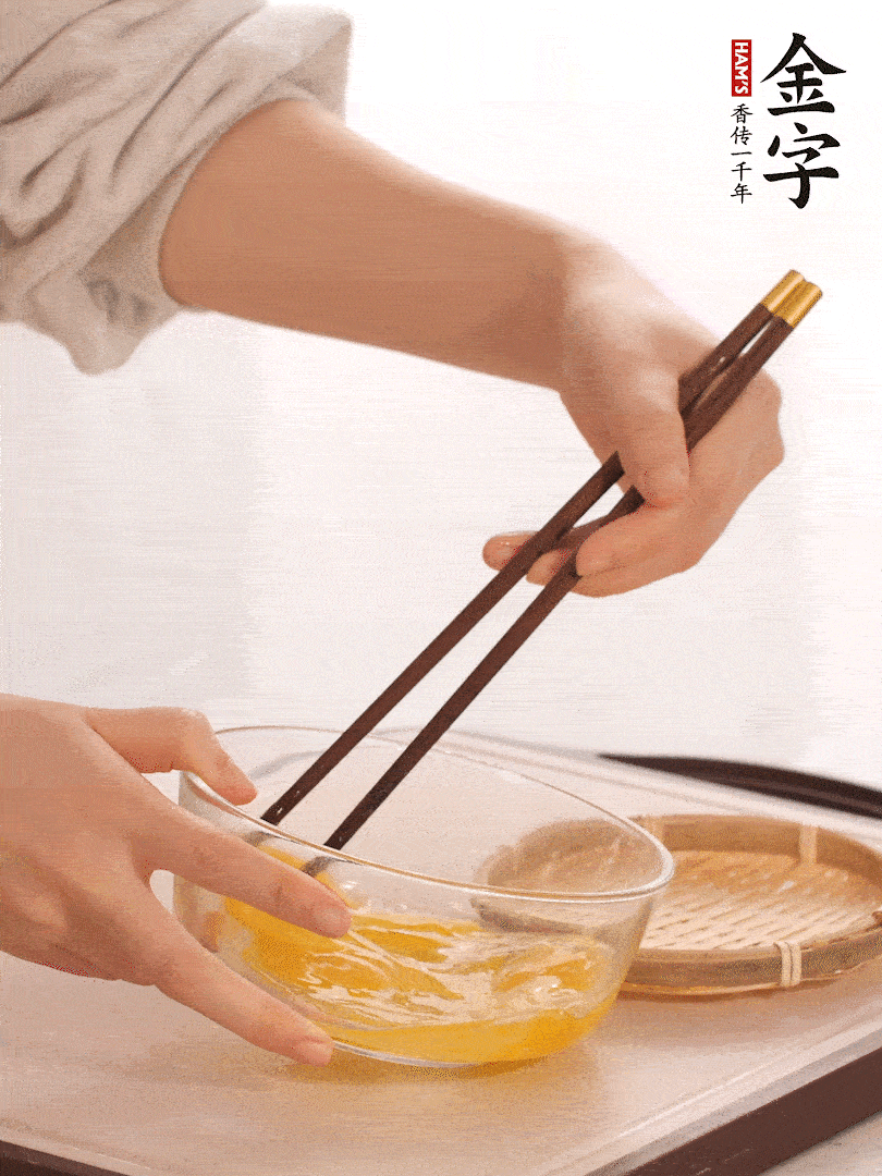 兩顆雞蛋打散。