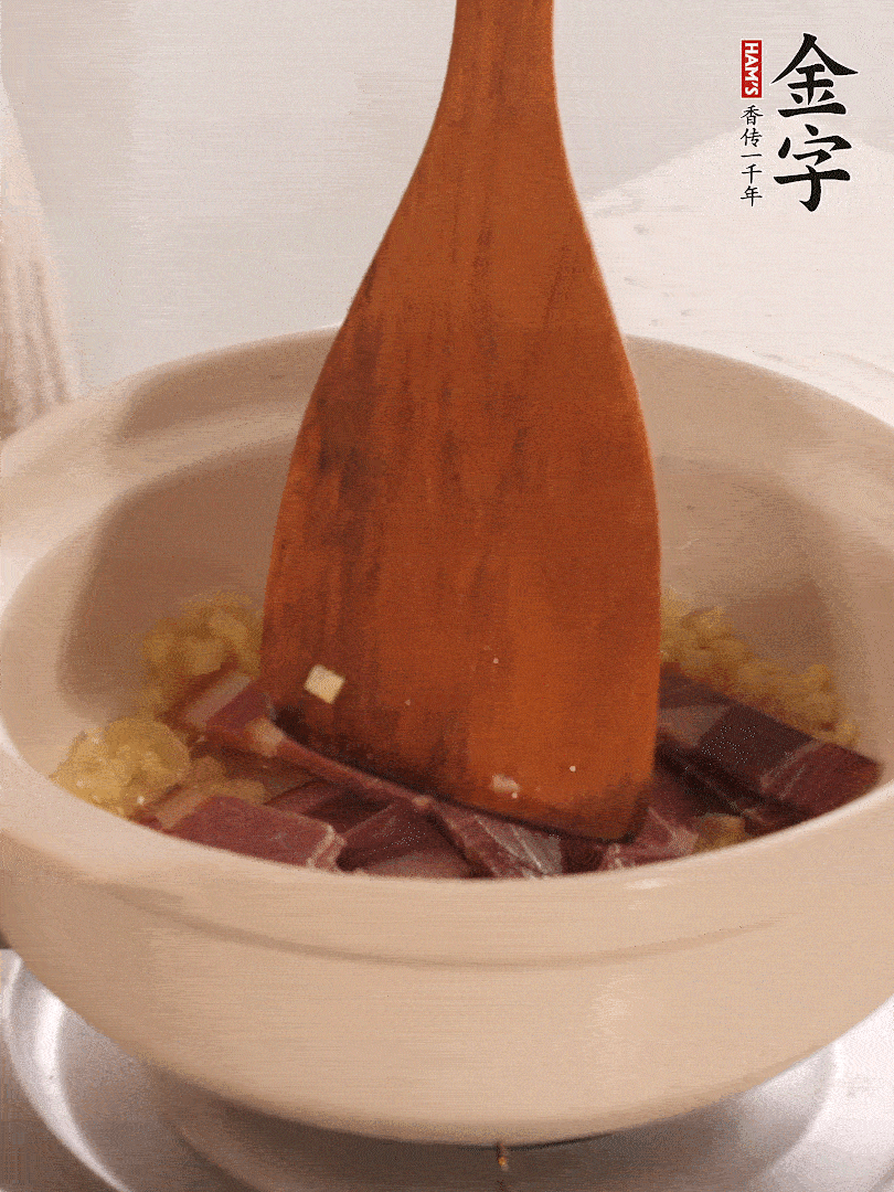 加熱水，加入白菜蓋上蓋子煨煮3分鐘。