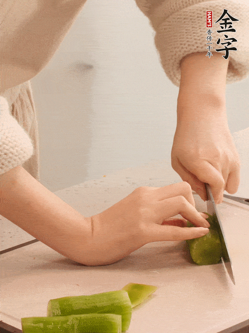 萵筍和白蘿卜用擦絲器擦成細絲。