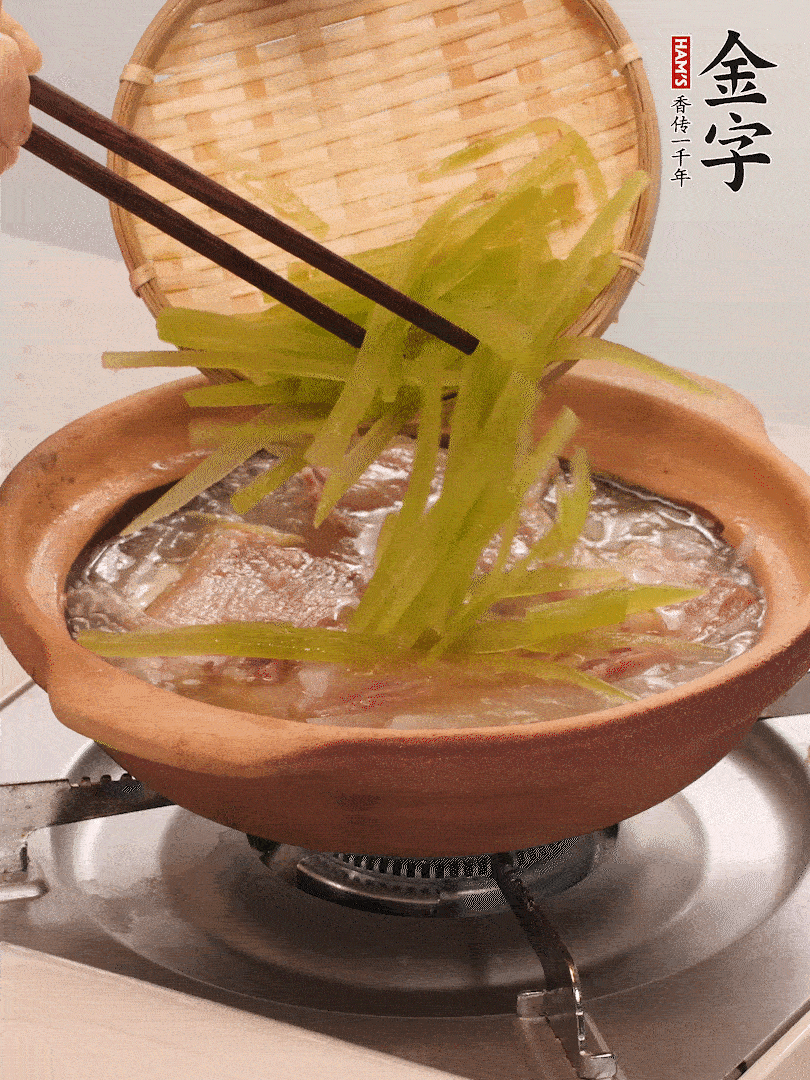 倒入熱水煮開后，轉小火燉煮10分鐘，呈奶白色湯底。