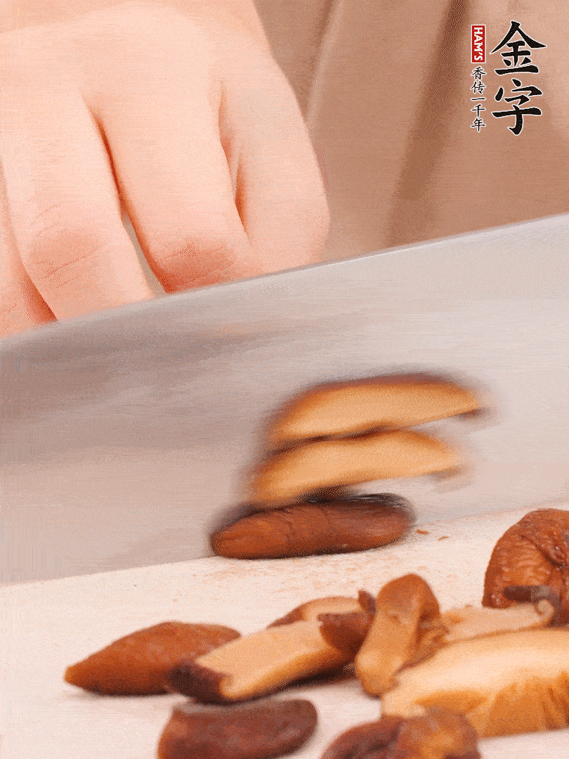 干香菇泡發(fā)，切成小塊。