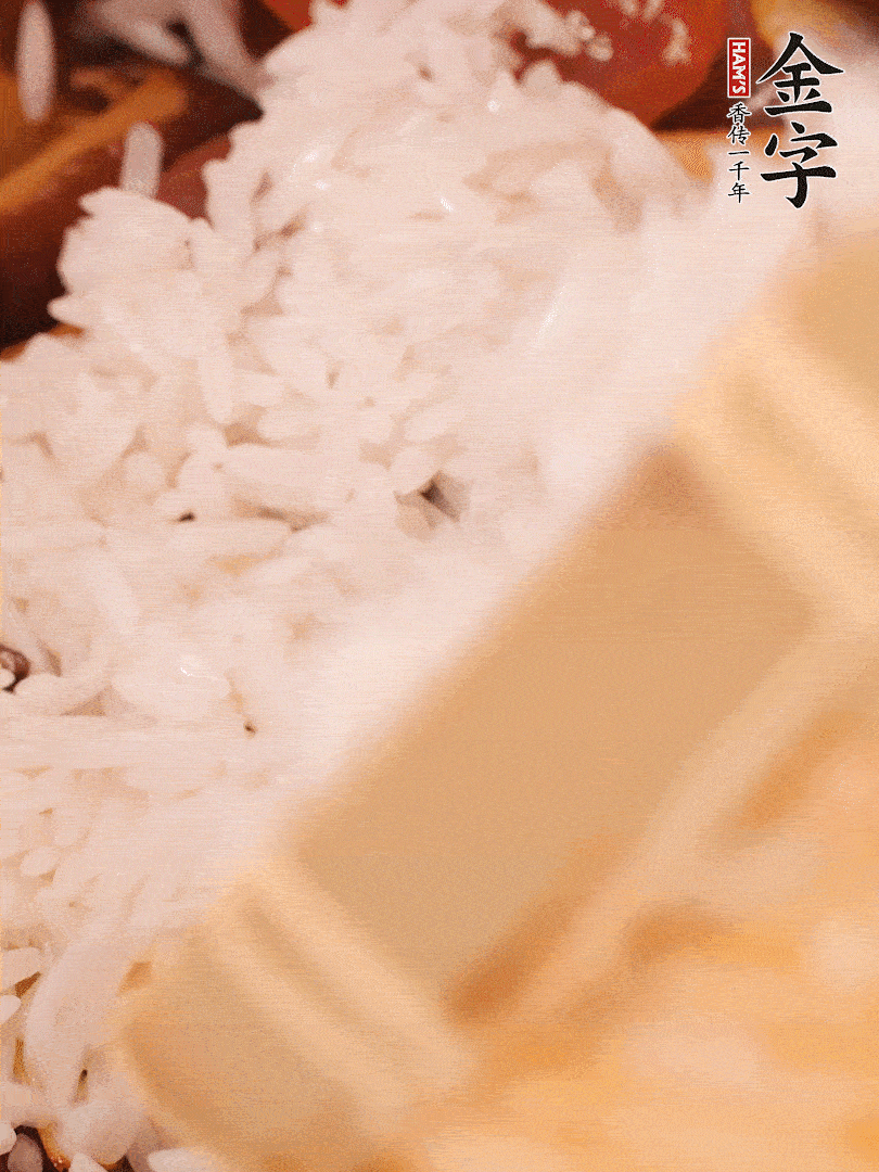接著倒入提前浸泡的大米，加生抽、食鹽、白胡椒粉，一起翻炒均勻。
