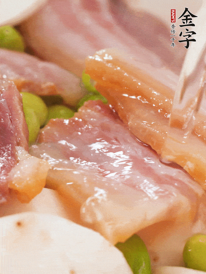 倒入芋艿、熟毛豆，翻炒均勻，加1小碗水煮開