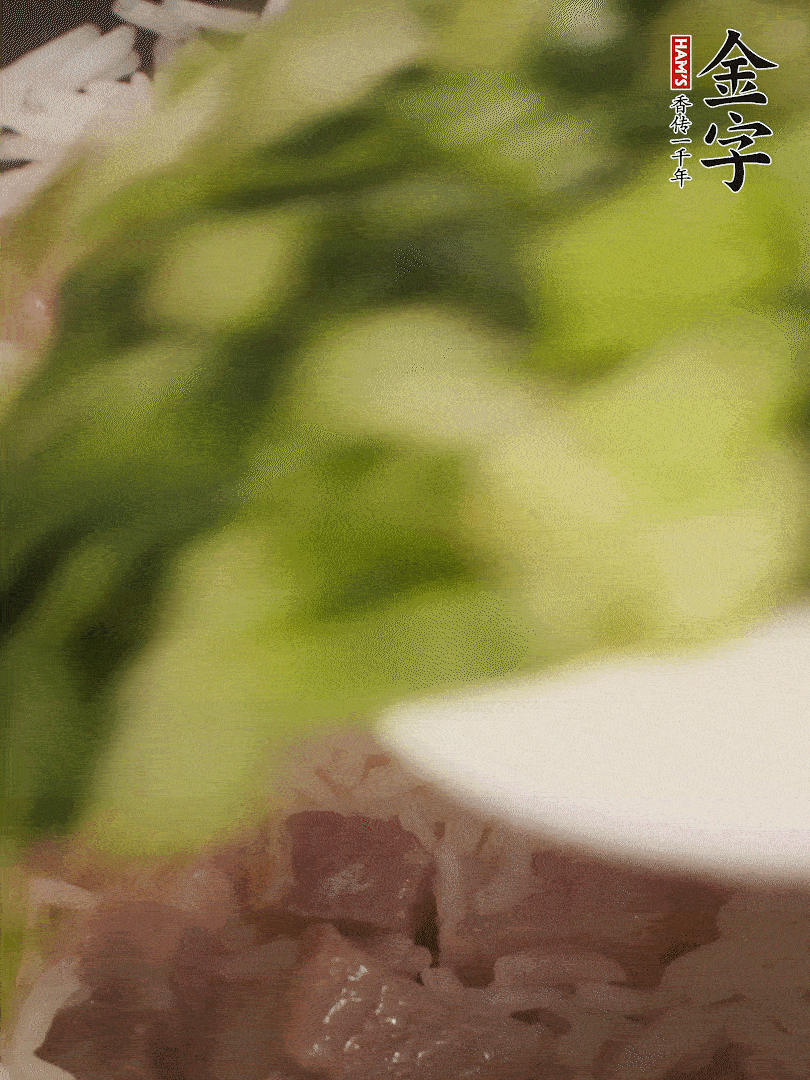 將燜煮好的米飯，倒入炒熟的蔬菜中，翻炒均勻鍆繼續(xù)燜煮5分鐘