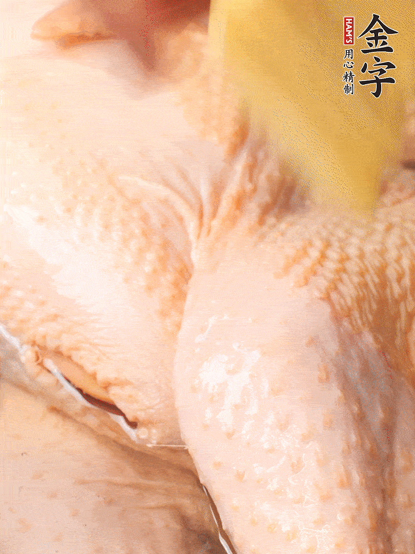 老母雞去頭去尾，斬去雞爪。冷水入鍋，加料酒、蔥姜焯水，煮出浮沫后撈出，用清水洗凈