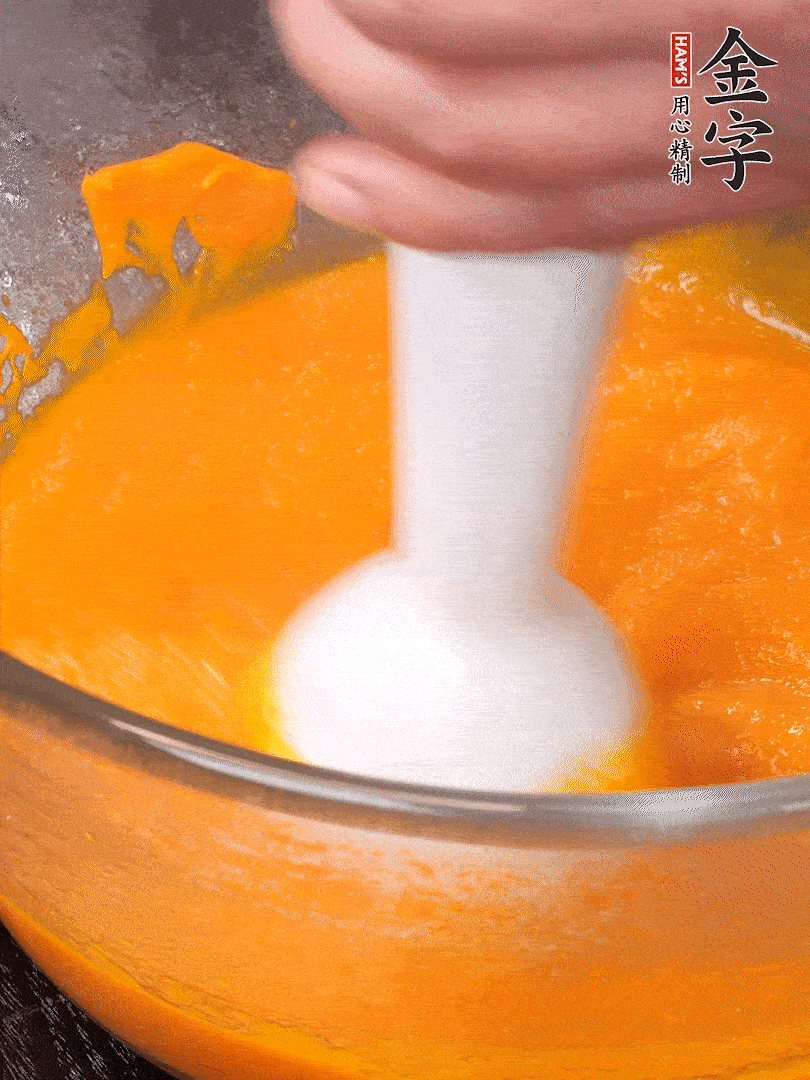 300g南瓜，去皮去瓤切滾刀塊，大火蒸8分鐘，料理機(jī)打成泥，篩網(wǎng)過篩成泥