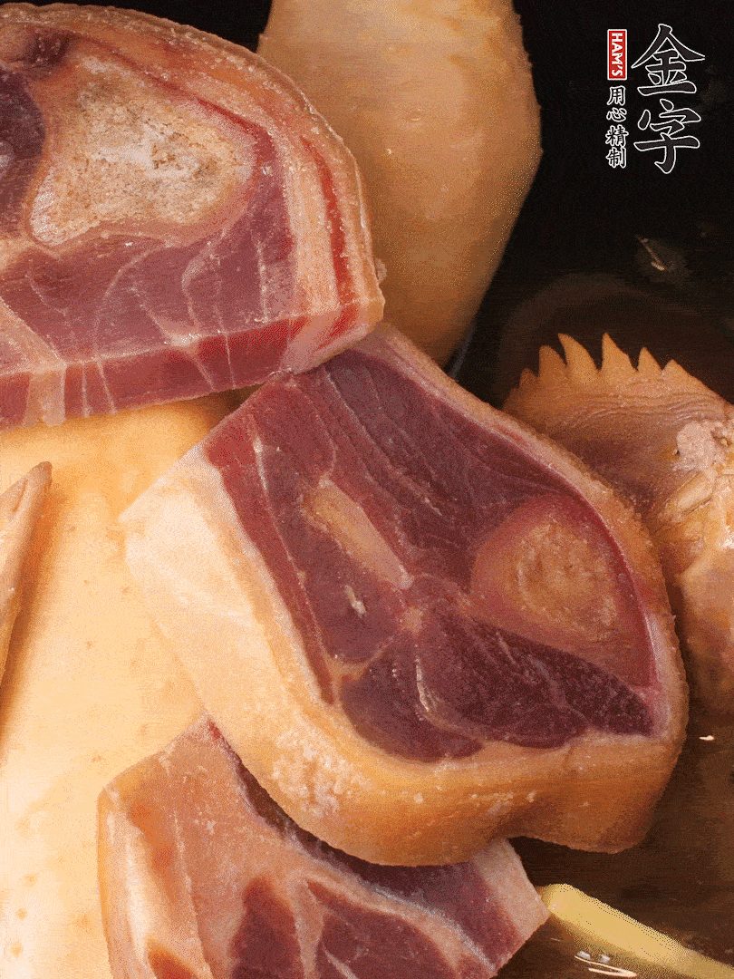 火踵、老母雞加蔥、姜、料酒、清水，大火燒開后轉(zhuǎn)小火，燉1小時(shí)