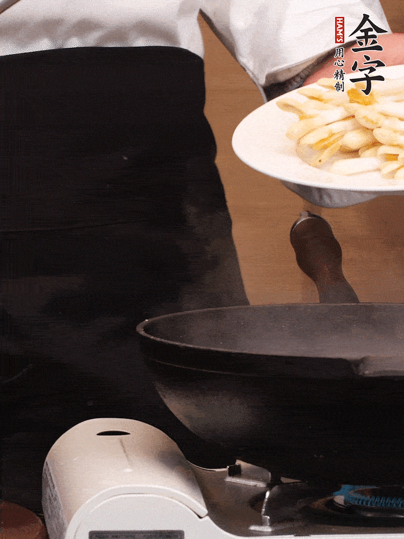 鍋中少許油，下花生芽