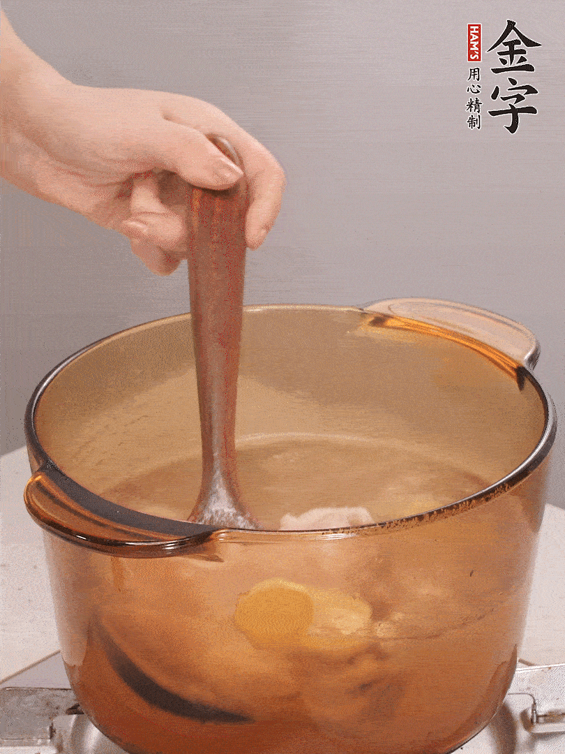 鴨腿冷水下鍋，加姜片、料酒焯水