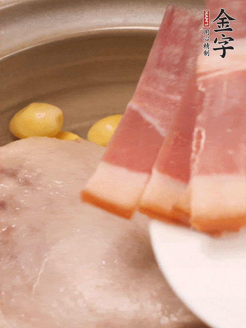 鴨肉、白果、火腿、生姜一起放入砂鍋，清水沒過食材，大火燉煮1小時(shí)