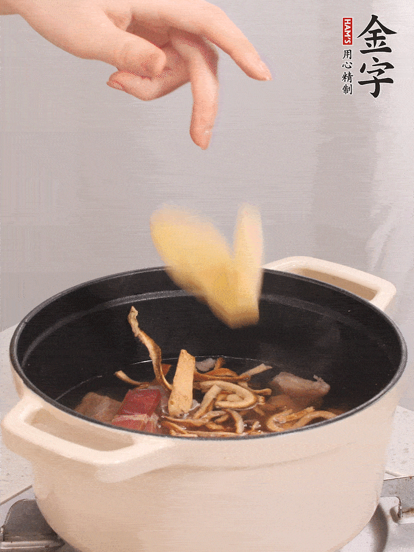 鍋中放牛腩、火腿，然后放入比食材多3倍的水；再放橘子皮、姜片、白胡椒粒燉煮90分鐘