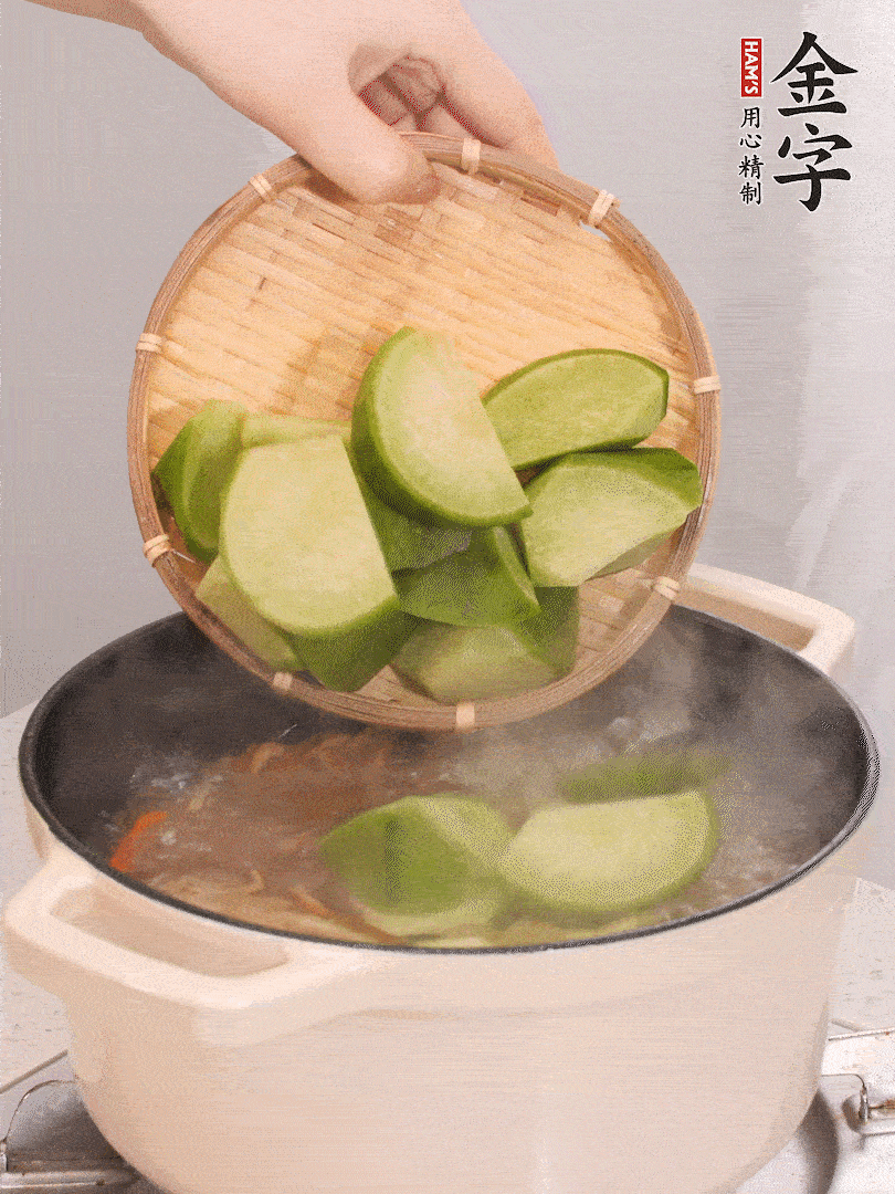 加入青、紅蘿卜再煲半小時。