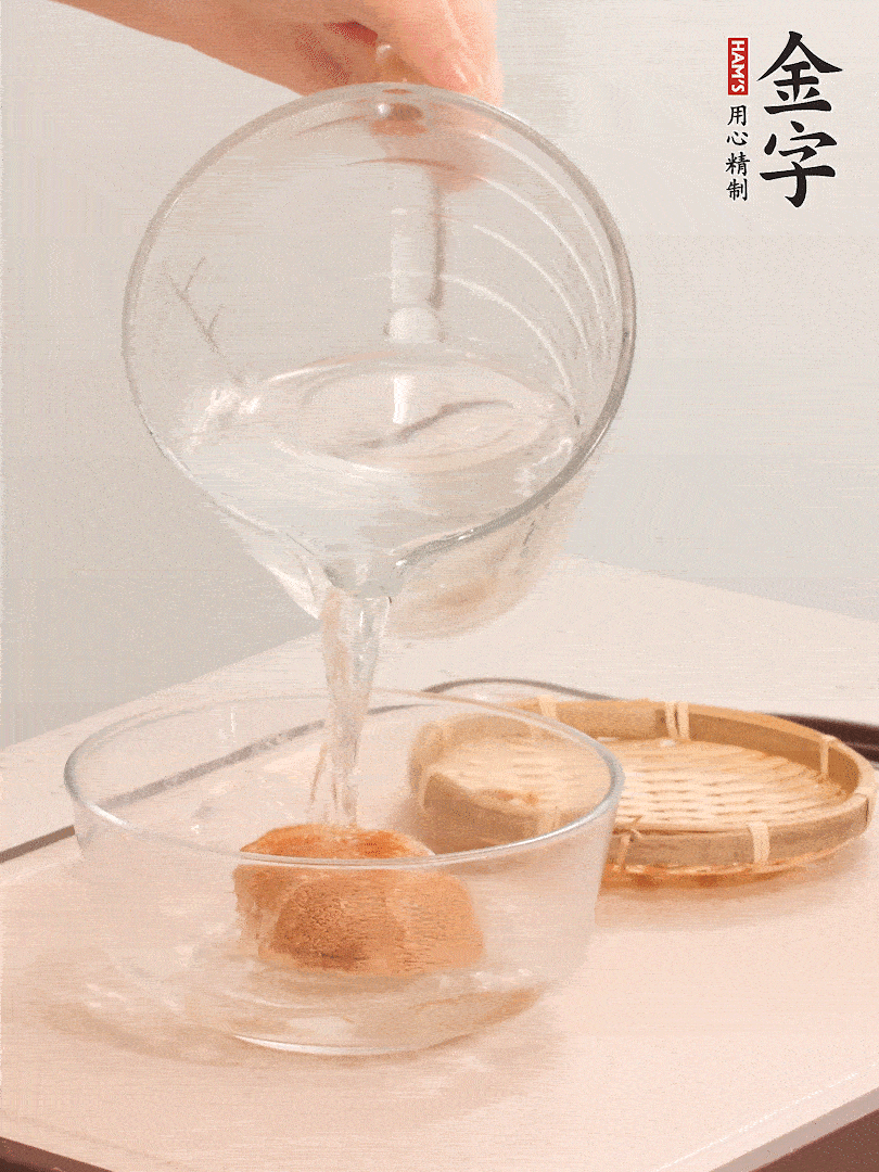 猴頭菇至少泡發(fā)半小時(shí)，將浸泡后的黃水?dāng)D干；