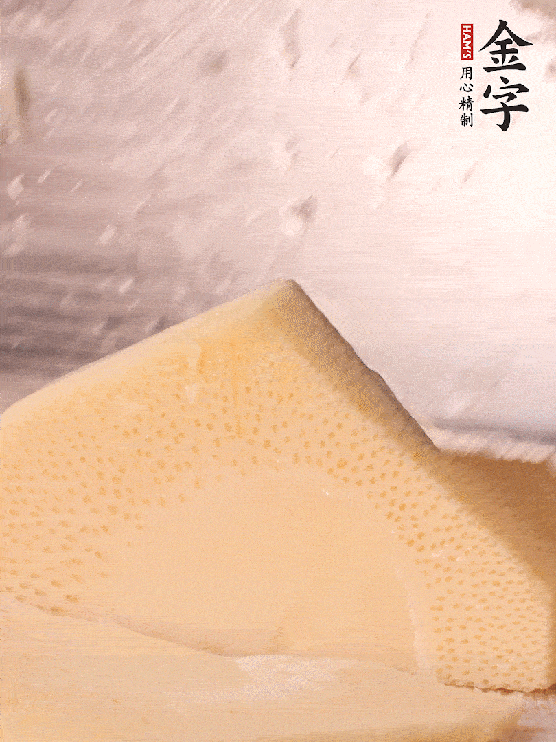冬筍處理干凈，切滾刀塊，開水焯燙去除澀味