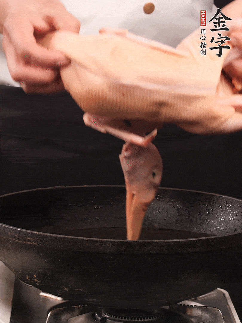 處理干凈的老鴨1只，黃酒小半碗，姜幾片，一起放入冷水，煮沸焯水3分鐘，去除血沫