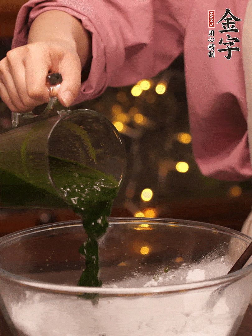 清明粿粉，分次加艾草泥，加點(diǎn)油揉2分鐘