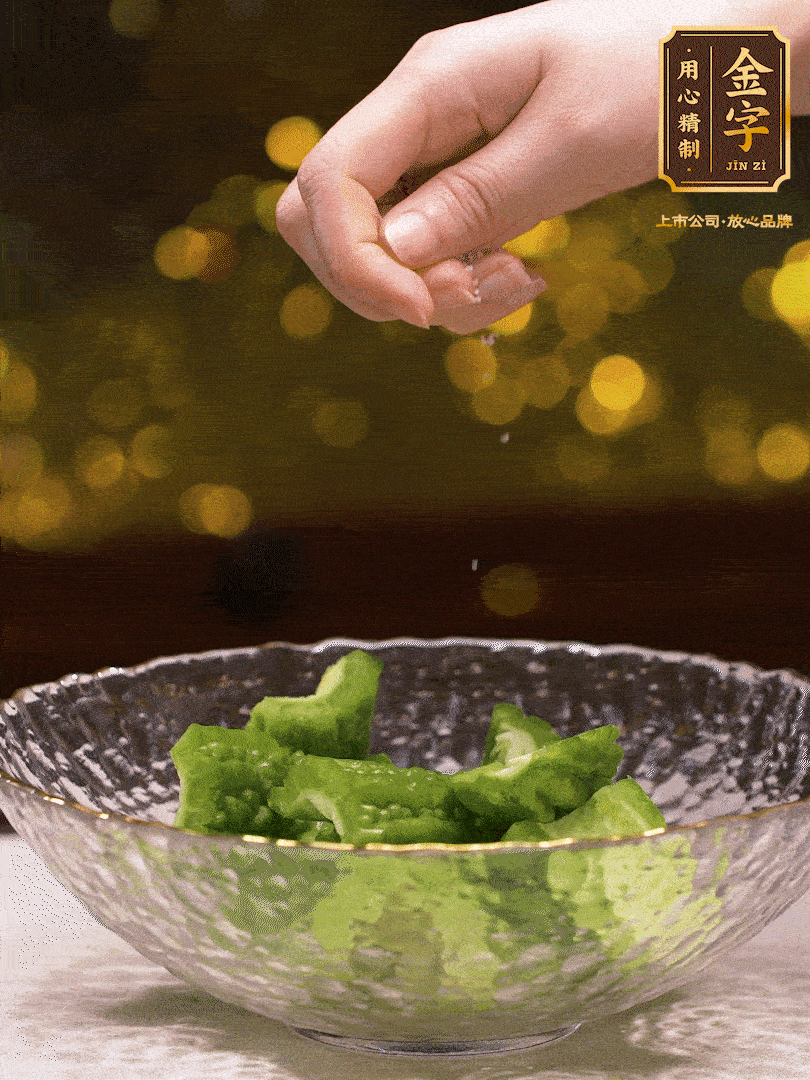 處理好的苦瓜切段（5cm），加點(diǎn)鹽鹽腌一下，去除一下苦味