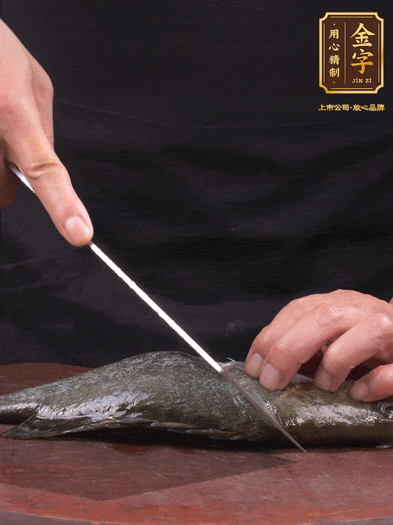 處理桂魚。收拾好的桂魚在兩側開花刀