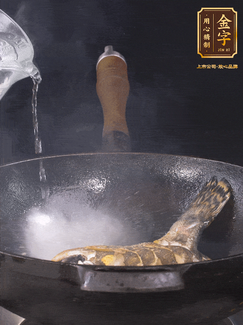 倒入適量食用油，待鍋燒熱后下桂魚煎大約2-3分鐘至兩面金黃（一定要煎透，這樣做出來的湯才會比較奶白色）