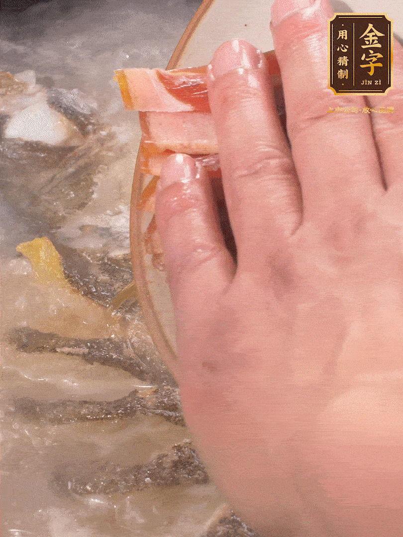 將煎好的魚，倒入三大碗開水。大火煮開后放入1個蔥結、2片姜片和1勺料酒和火腿片