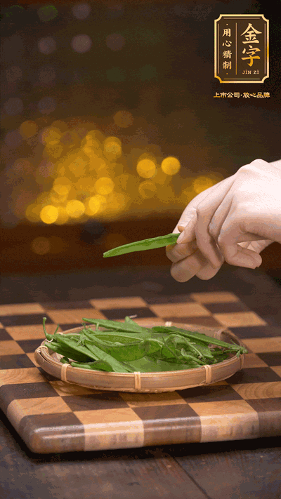 荷蘭豆去掉兩頭，切成菱形，下沸水中，加鹽、油汆燙30秒