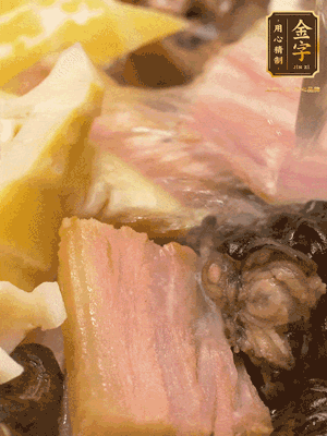 倒入滾燙的熱水，燉煮20分鐘，湯濃汁白