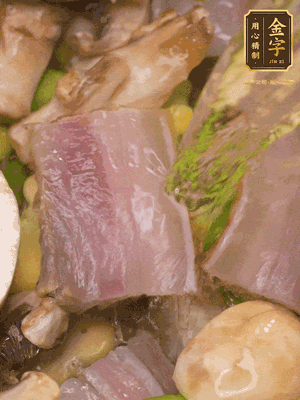 開蓋，放入河蝦繼續(xù)燜煮5分鐘